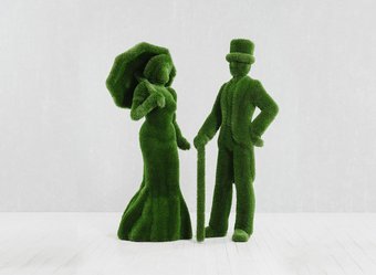 Комбинация джентльмен и девушка с зонтом 